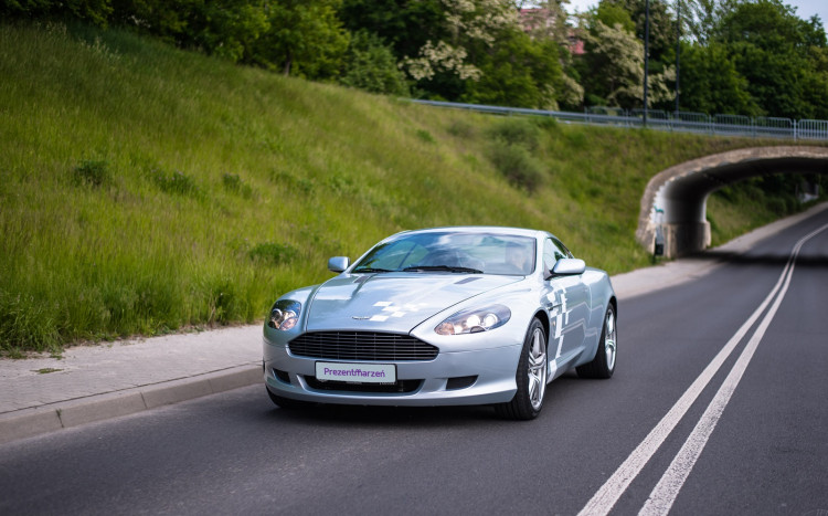 Aston Martin podczas jazdy miejskiej