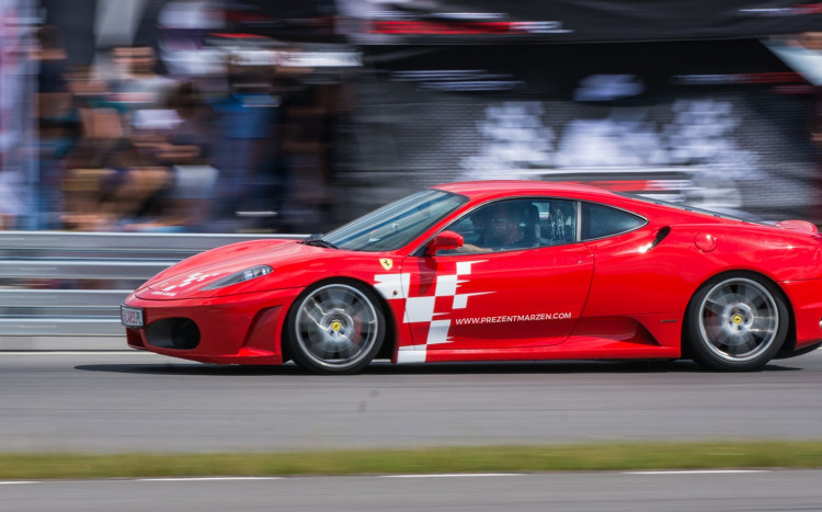 Ferrari F430 podczas jazdy na torze wyścigowym