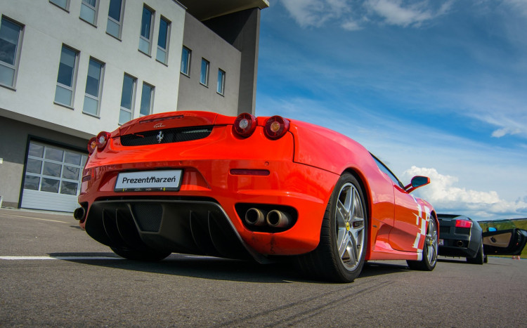 Ujęcie na niskie podwozie sportowego Ferrari
