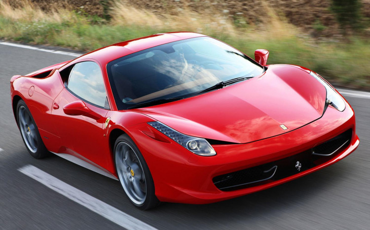 Sportowe Ferrari w ruchu miejskim