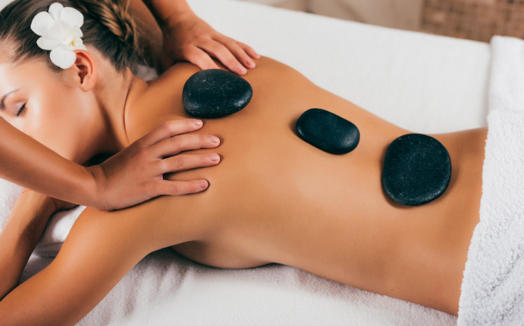 masaż relaksacyjny kamieniami