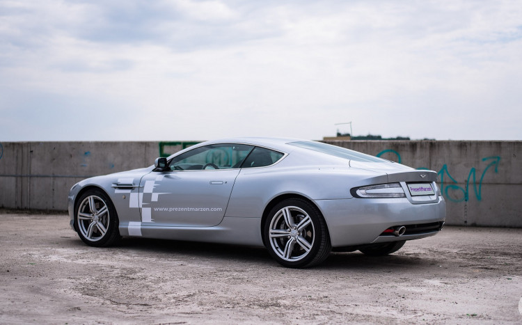 Widok na profil Aston Martina DB9