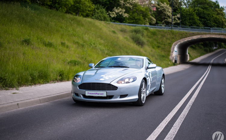 Aston Martin DB9 na ulicy
