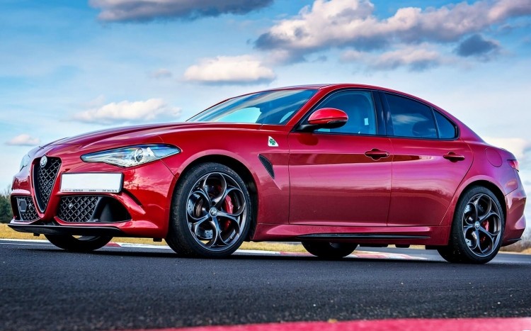Alfa Romeo Giulia Quadrifoglio widok bokiem