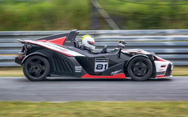  KTM X-BOW podczas jazdy na torze
