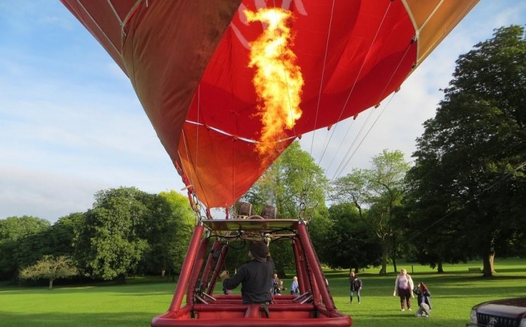 Płomień w czaszy wznoszącego się balonu ogrzewający powietrze