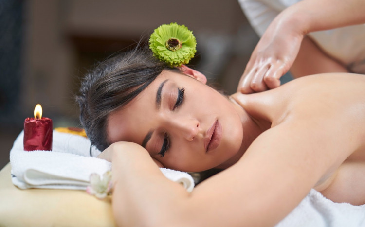masaż relaksacyjny w salonie spa