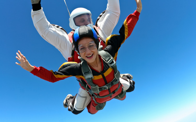 Kobieta skaczÄ�ca ze spadochronem z instruktorem