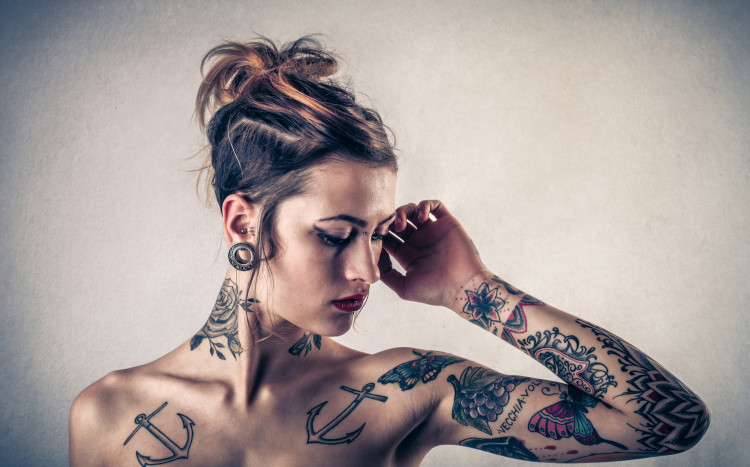 kobieta z tatuażami