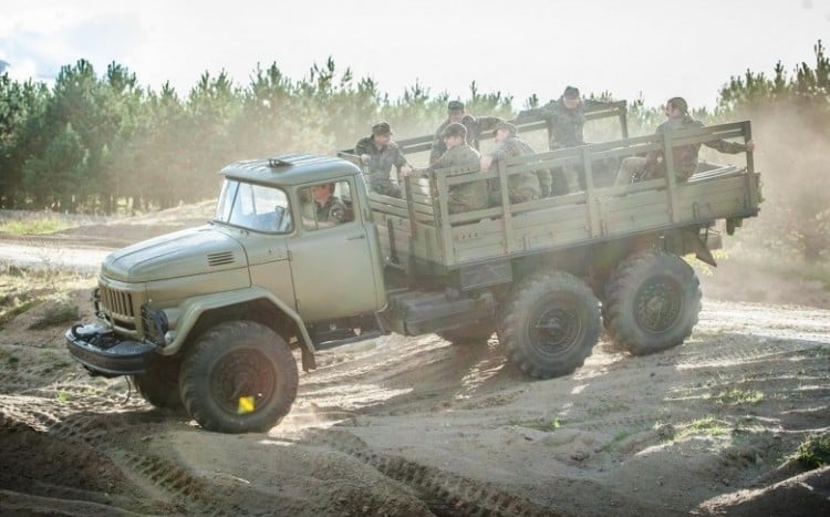 przejażdżka na pace wojskowej ciężarówki