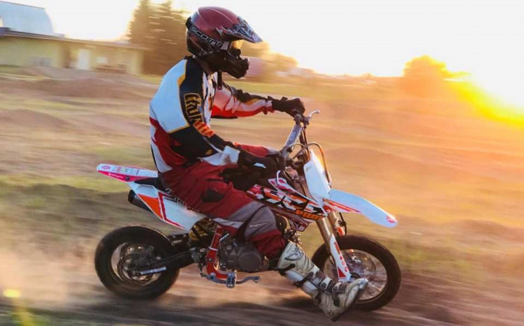 jazda na torze motocrossowym