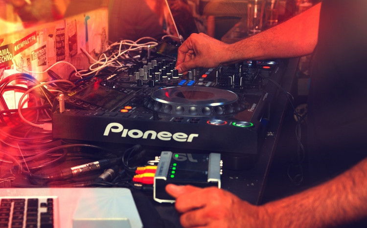 DJ w klubie