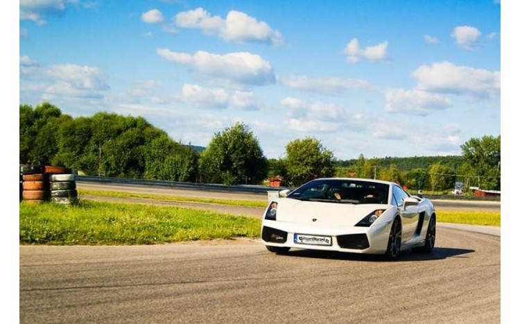 Lamborghini podczas jazdy na torze