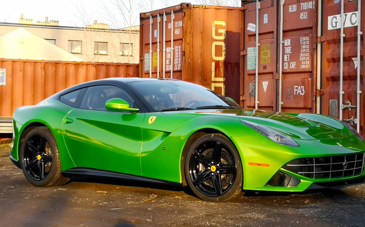 Widok z boku na Ferrari F12 Berlinetta