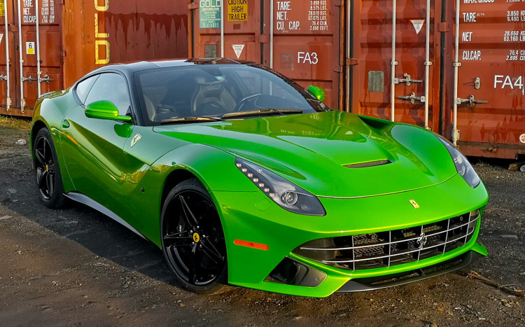 Sportowa sylwetka zielonego Ferrari