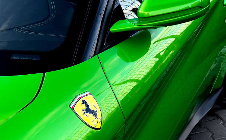 logo ferrari na aucie