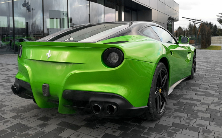 Widok z tyłu na Ferrari F12 Berlinetta