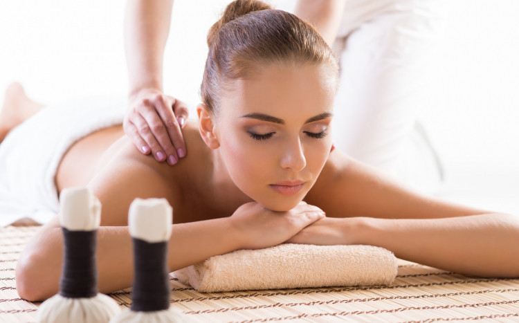 masaż aromaterapeutycznym olejkiem