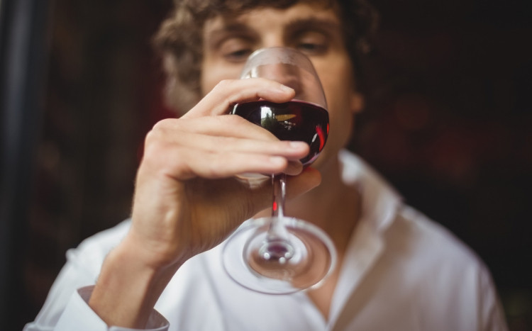 mężczyzna pijący wino