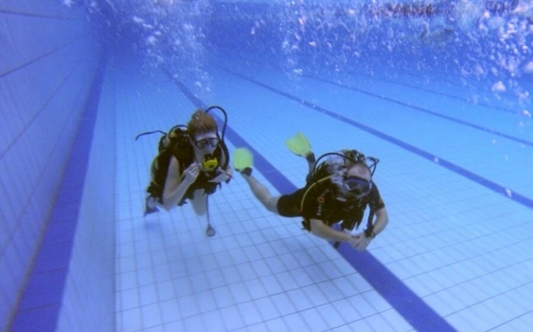 Dwie osoby nurkujące na basenie