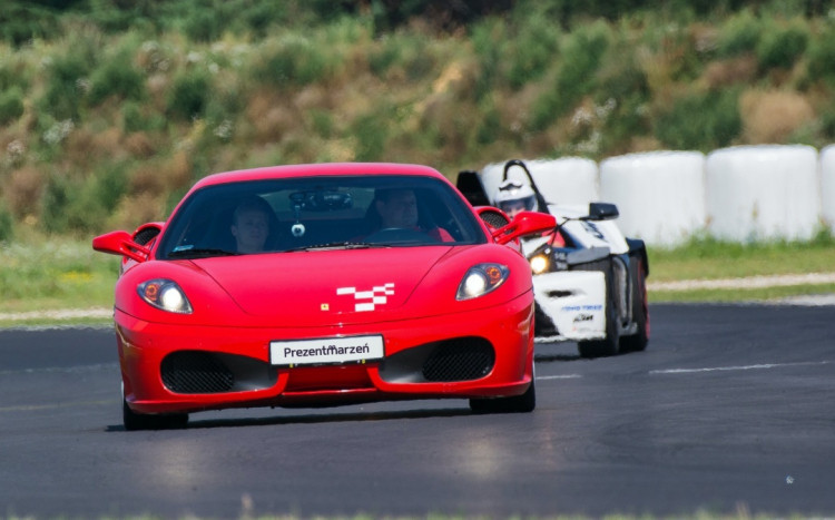 jazda czerwonym Ferrari