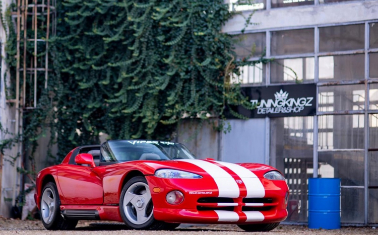 dodge z białym paskiem