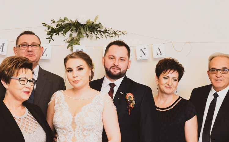 Rodzina z parą młodą