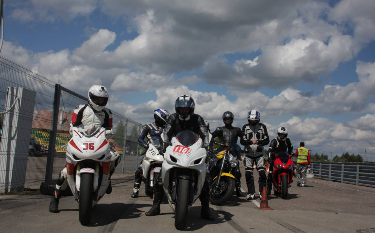 motocykliści na torze przed startem