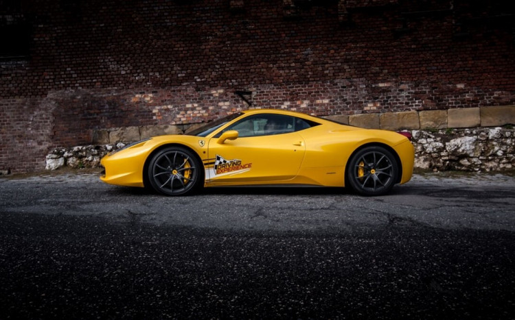 żółte ferrari 458 italia widok bokiem