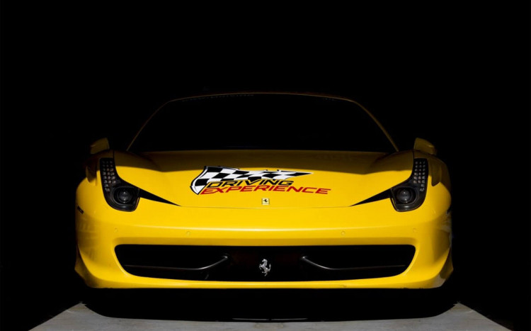 żółte ferrari 458 italia