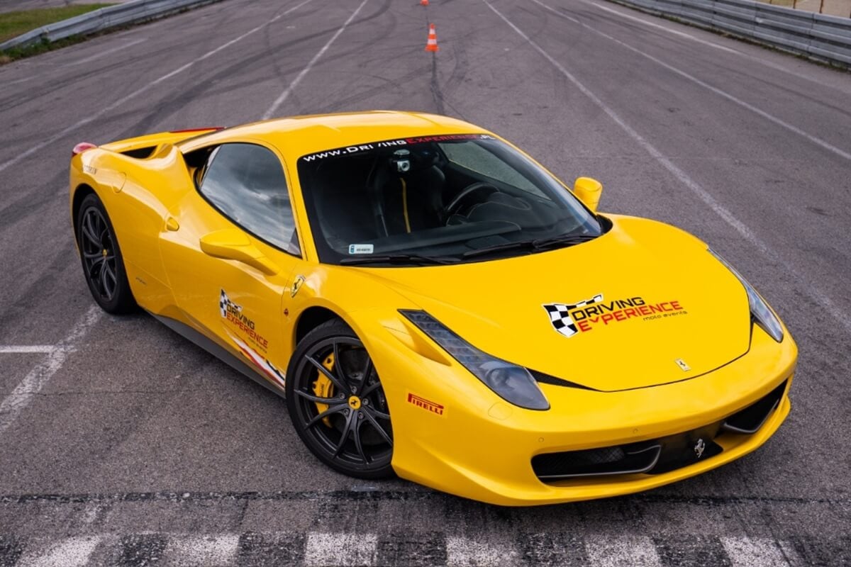 Ferrari 458 Italia черно желтая