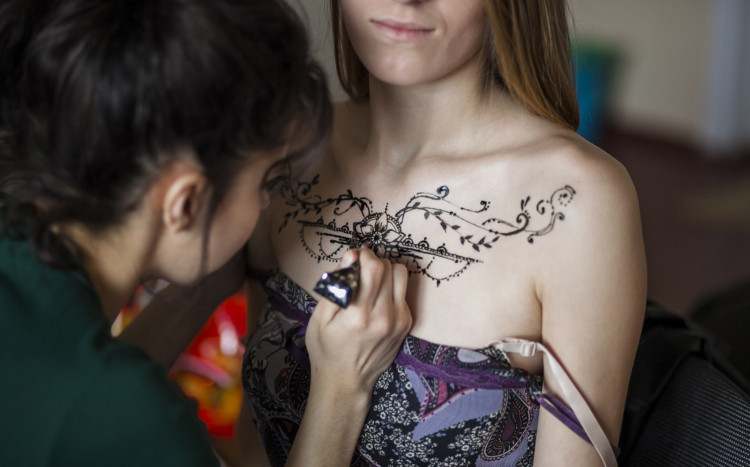 kobieta tatuująca ciało