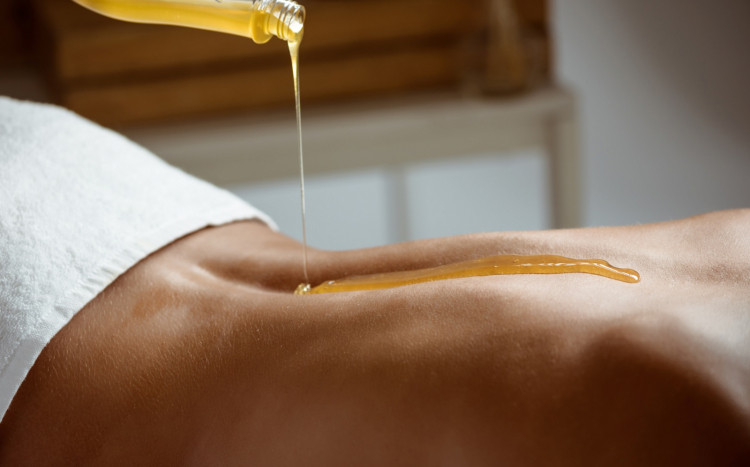 polewanie olejkiem do masażu pleców