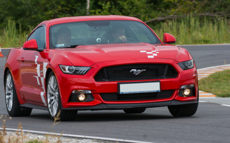 ford mustang podczas jazdy na torze