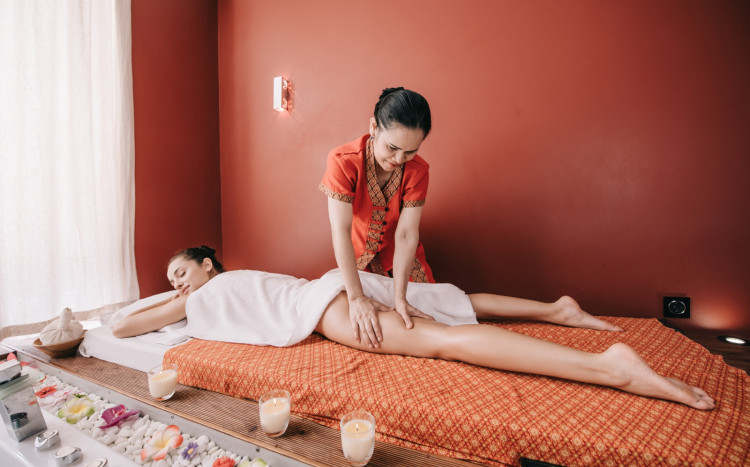 masażystka i klientka w spa