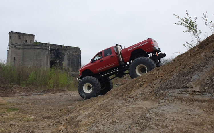 czerwony monster truck