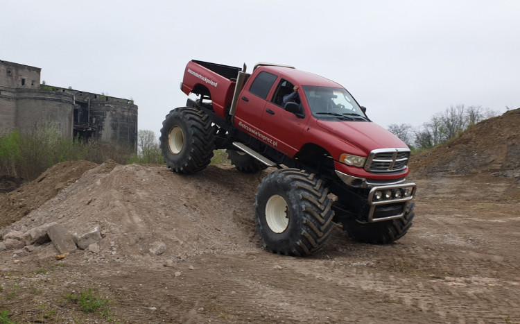 monster truck na górce