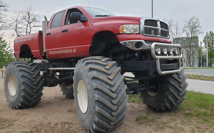 Duży i czerwony Monster Truck