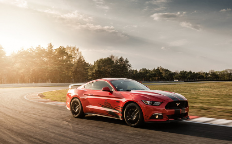 sportowy ford mustang