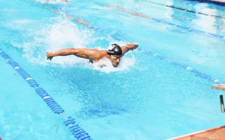męźczyzna pływający w basenie