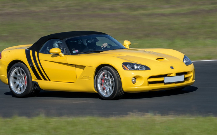 jazda dodge viper srt 10 na torze wyścigowym w poznaniu