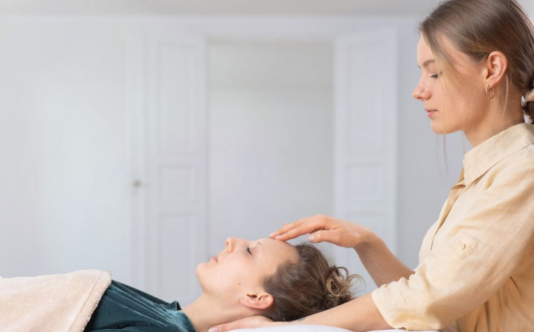 masaż głowy u kobiety