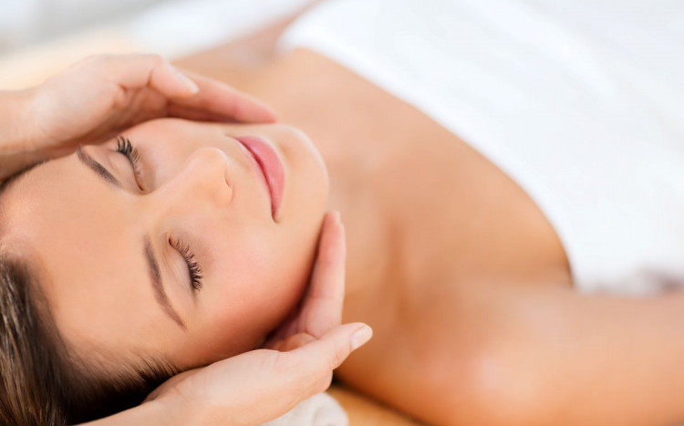relaksacyjny masaż twarzy kobiety