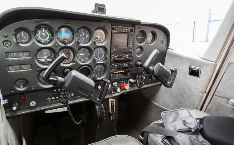 środek samolotu Cessna 172