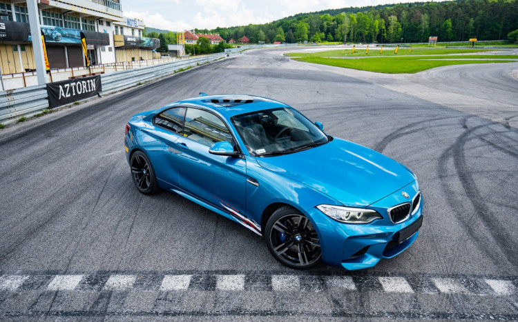 Prawy bok błękitnego BMW