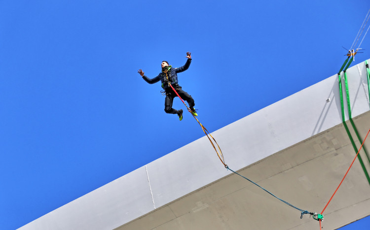 męzczyzna skacze ze stadionu w Chorzowie