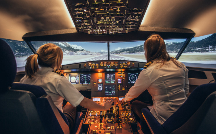dwie kobiety w symulatorze samolotu