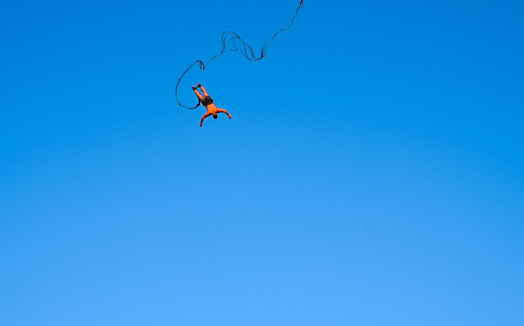 skok bungee widok z dołu na tle nieba