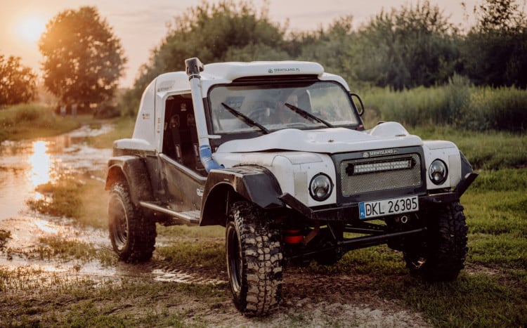 auto terenowe o zachodzie słońca