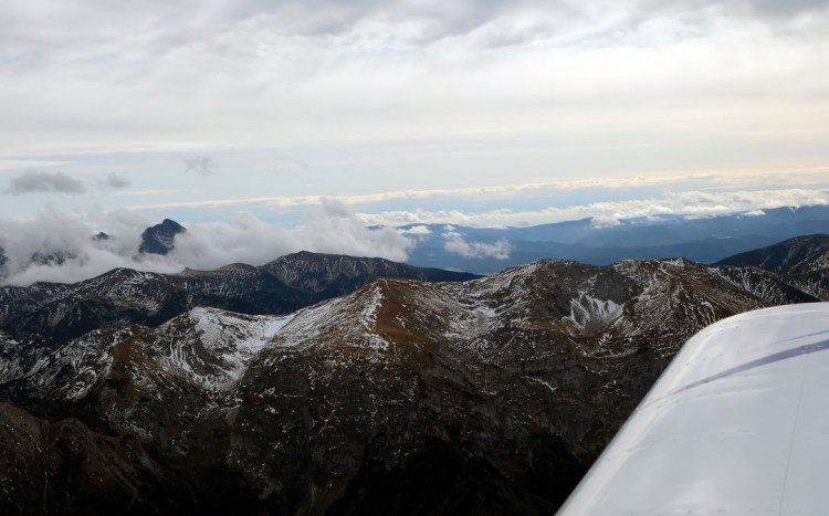górskie widoki podczas lotu samolotem